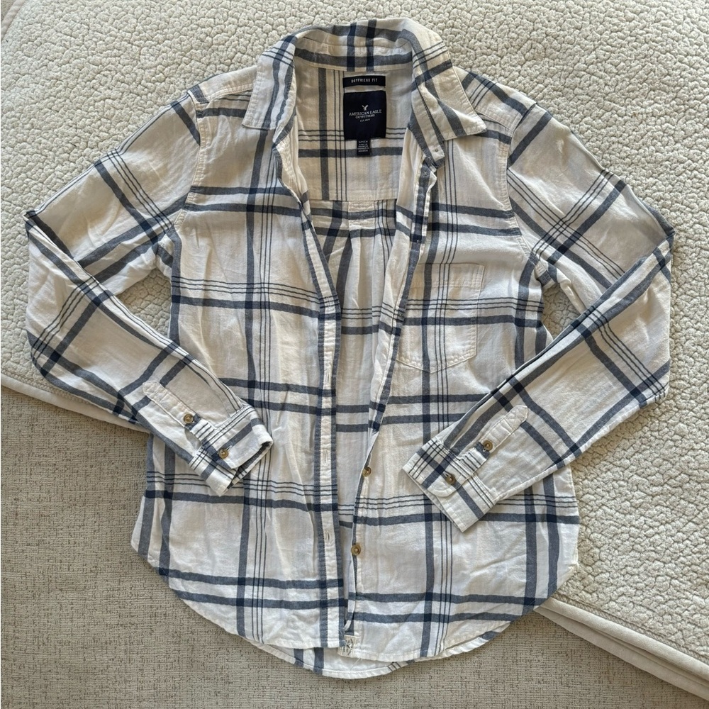 American Eagle white and blue plaid button up